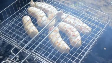 Izgarada Kupaty sosisleri. Kupaty tavuk ve domuz eti, bağırsaklar, biber, soğan ve diğer baharatlardan yapıldı. Mayıs tatilleri ve koronavirüs salgınında ailenle kal ve barbekü pişir.