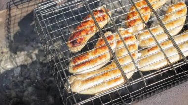 Izgarada Kupaty sosisleri. Kupaty tavuk ve domuz eti, bağırsaklar, biber, soğan ve diğer baharatlardan yapıldı. Mayıs tatilleri ve koronavirüs salgınında ailenle kal ve barbekü pişir.