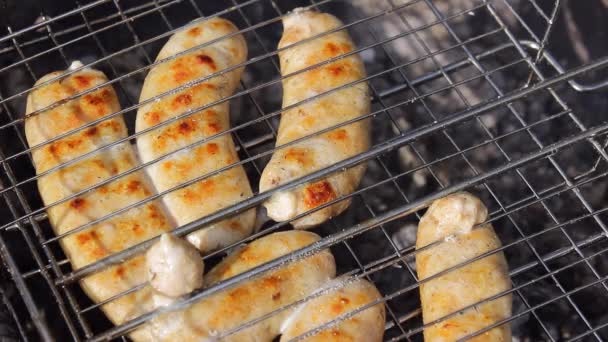 Kupaty香肠在烤架上 Kupaty是用鸡肉和猪肉 洋葱和其他调味品制成的 五月份假期期间 与家人待在家里 做饭烧烤 以及大流行病 — 图库视频影像