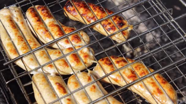 Kupaty香肠在烤架上 Kupaty是用鸡肉和猪肉 洋葱和其他调味品制成的 五月份假期期间 与家人待在家里 做饭烧烤 以及大流行病 — 图库视频影像