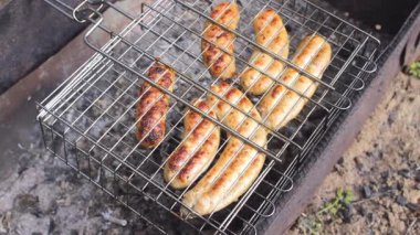 Izgarada Kupaty sosisleri. Kupaty tavuk ve domuz eti, bağırsaklar, biber, soğan ve diğer baharatlardan yapıldı. Mayıs tatilleri ve koronavirüs salgınında ailenle kal ve barbekü pişir.