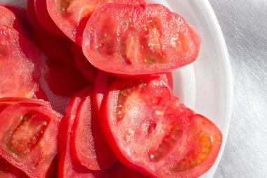 Beyaz arka planda su damlaları olan lezzetli domatesler. Virüs salgınından sonra vejetaryen gıda ve sağlık hizmetleri. Bağışıklık sistemini güçlendirmek için kullanışlı