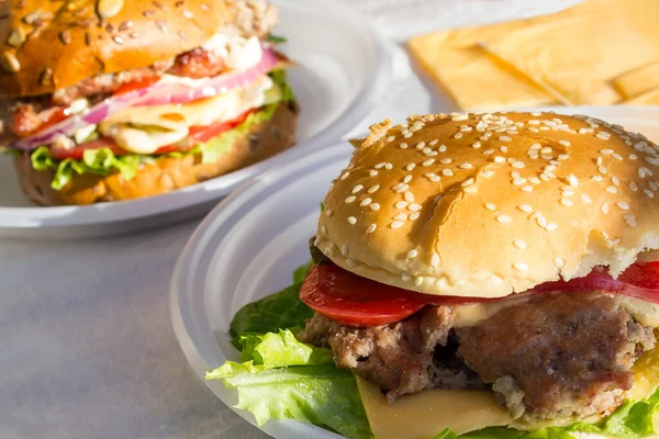 Apetecendo Hambúrguer Caseiro Fresco Com Carne Queijo Tomate Alface Cebola — Fotografia de Stock