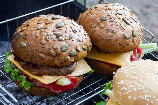 Chutné Čerstvé Domácí Burgery Masem Sýrem Rajčaty Salátem Cibulí Grilu — Stock fotografie