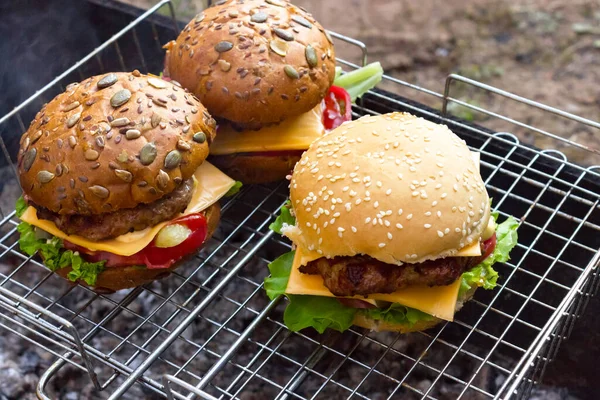 Hamburgers Maison Frais Appétissants Avec Viande Fromage Tomate Laitue Oignon — Photo