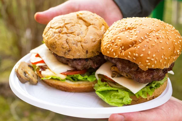 Hambúrguer Apetitoso Feito Pães Cebola Salada Verde Pepinos Queijo Carne — Fotografia de Stock