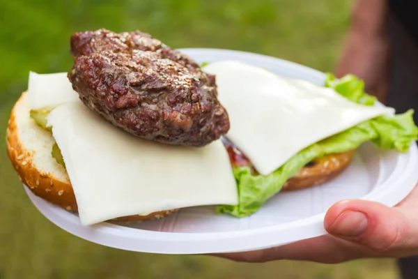 Costeleta Hambúrguer Parece Gostoso Encontra Prato Branco Conceito Internacional Dia — Fotografia de Stock