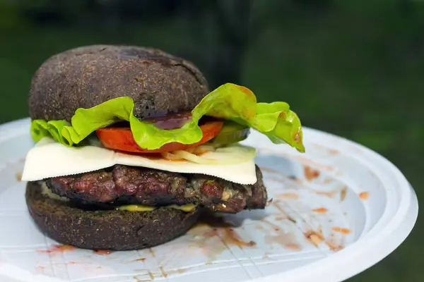 Hambúrguer Grelhado Saboroso Com Carne Vaca Legumes Pão Preto Parece — Fotografia de Stock