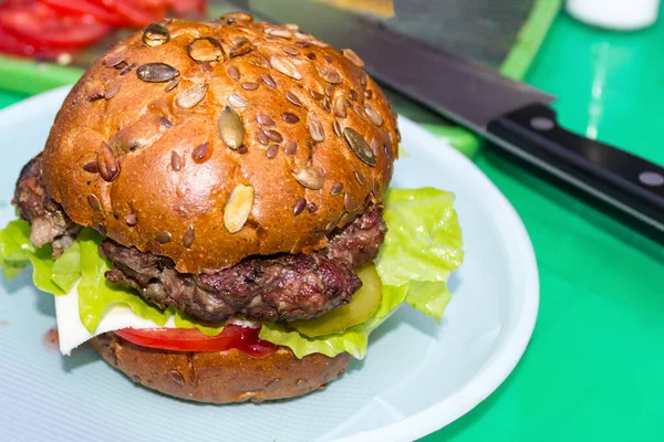 Apetecendo Hambúrguer Caseiro Fresco Com Carne Queijo Alface Uma Mesa — Fotografia de Stock