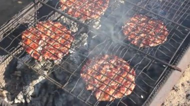 Sulu ve lezzetli köfteler ızgarada kızartılıyor. Hamburger ve hamburgerler için uygun. Hafta sonları ve tatillerde evde yemek pişirmek. Vejetaryen olmayan menü ve abur cubur konsepti