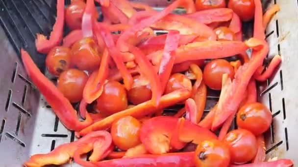 Verduras Apetitosas Pimientos Rojos Tomates Cocidos Parrilla Mano Masculina Con — Vídeo de stock