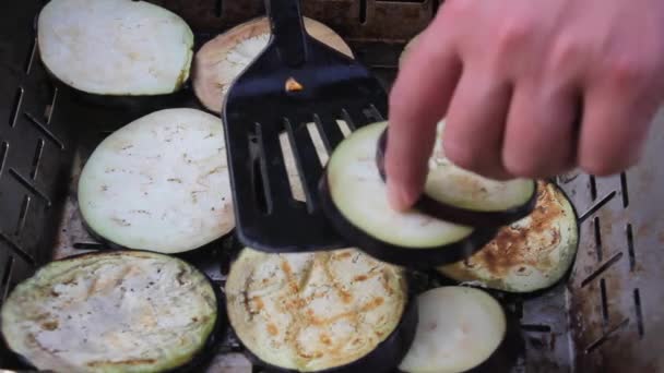 Apetyczne Krojone Bakłażany Gotowane Grillu Mężczyzna Ręka Gotowanie Tong Odwraca — Wideo stockowe