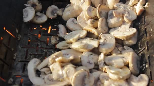 Pyszne Plasterki Champignons Gotowane Grillu Mężczyzna Ręka Gotowania Tong Odwraca — Wideo stockowe