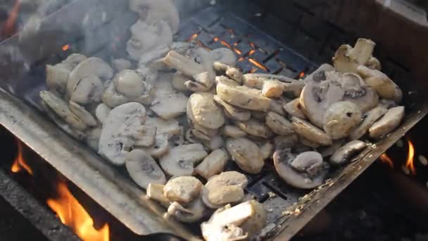 Lezzetli Dilimlenmiş Şampiyonlar Izgarada Pişirilir Pişirme Tong Ile Erkek Kızartma — Stok video