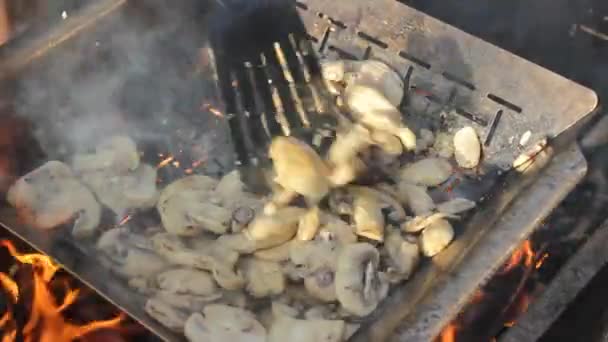Νόστιμα Φέτες Champignons Μαγειρεύονται Στη Σχάρα Αρσενικό Χέρι Μαγείρεμα Tong — Αρχείο Βίντεο