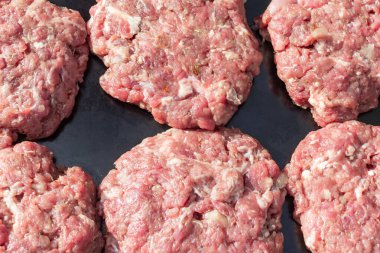 Pirzola demir bir tepside. Evde yemek pişirme ve aşçı tarifi