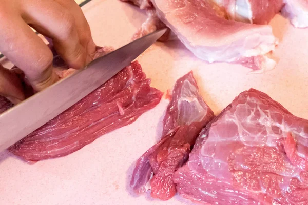 Человек Режет Сырое Мясо Ножом Подготовка Производство Фарша Продажи — стоковое фото