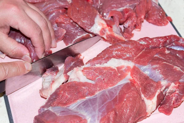 Человек Режет Сырое Мясо Ножом Подготовка Производство Фарша Продажи — стоковое фото