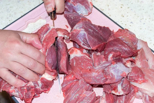 Ein Mann Schneidet Rohes Fleisch Mit Einem Messer Zubereitung Und — Stockfoto