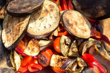 Kızarmış sebze: domates, biber ve patlıcan bir tabağa konur ve dilimlenir.