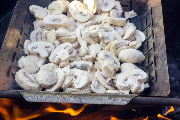 Champignons Appétissants Juteux Cuisent Sur Gril Vapeur Barbecue Sur Camping — Photo