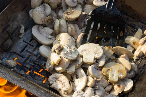 식욕을 돋우는 샹폴리옹 그릴이나 Bbq 증기욕으로 요리되고 요리사는 버섯을 부엌의 — 스톡 사진