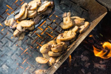 Sulu iştah açıcı şampiyonlar ızgarada ya da kampta barbekü buharında pişiriliyor. Seçici odaklanma ve Gıda geçmişi. Vejetaryenler için lezzetli sağlıklı yemekler..