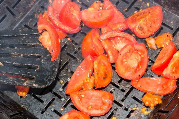 Smažená Zeleninová Rajčata Vaří Železném Grilu Smažení Šéfkuchař Používá Kuchyňskou — Stock fotografie