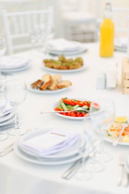 Lokantada açık arkaplanda masa ayarlandı