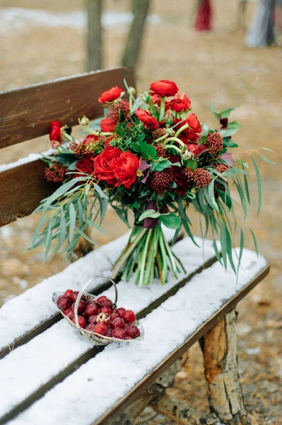Anéis de casamento entre as cerejas congeladas — Fotografia de Stock