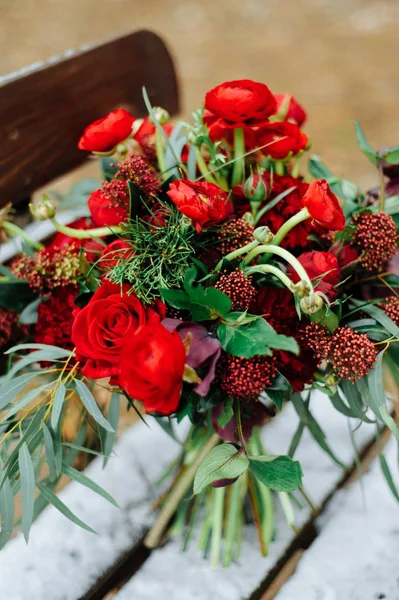 Buquê de casamento de inverno de rosas vermelhas — Fotografia de Stock