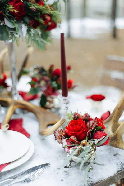 Vinter bröllop inredning med röda rosor — Stockfoto