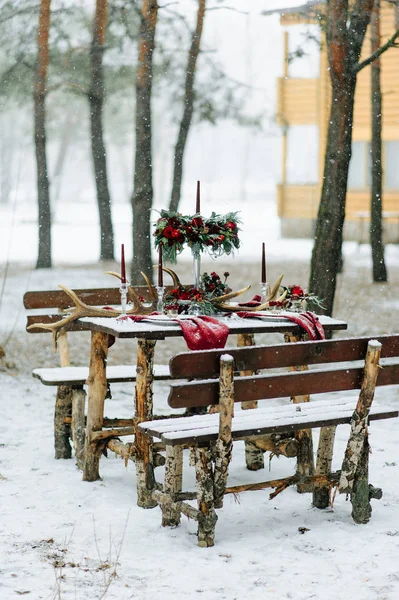 Winterhochzeitsdekor mit roten Rosen — Stockfoto