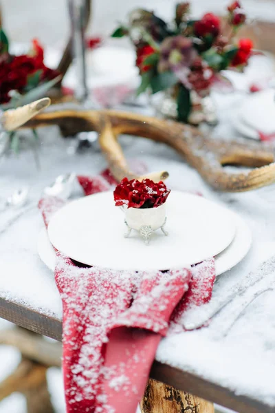 Inverno decoração do casamento com rosas vermelhas — Fotografia de Stock