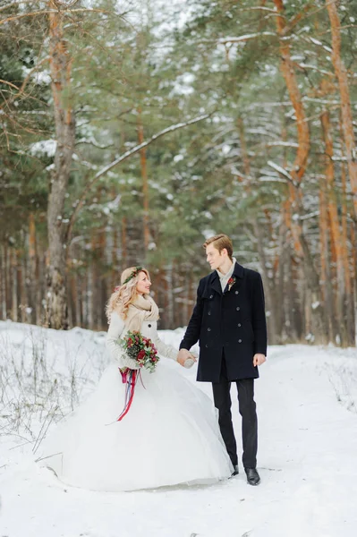Зимние свадебные фотосессии в природе — стоковое фото