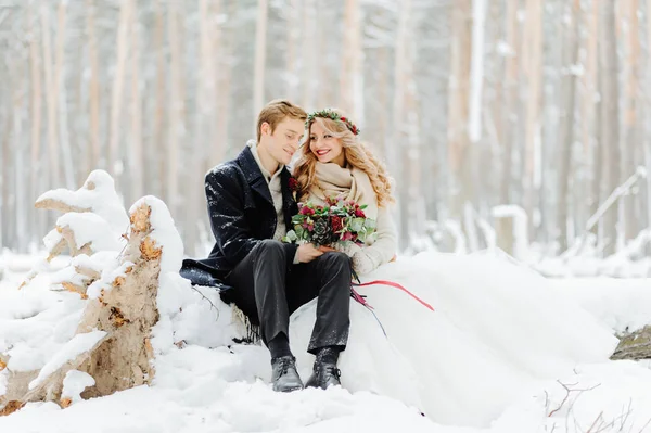 Fotosessão de casamento de inverno na natureza — Fotografia de Stock