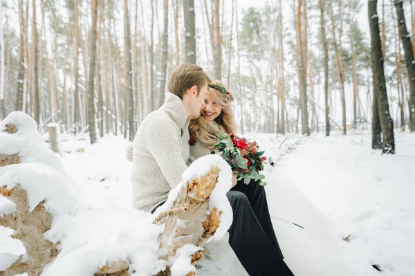 Fotosessão de casamento de inverno na natureza — Fotografia de Stock