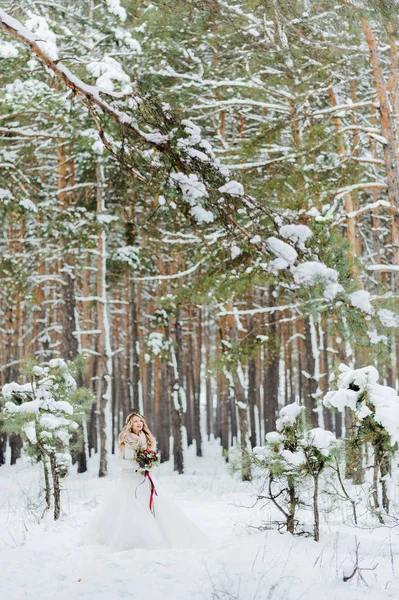 Winter-Hochzeitsfotosession in der Natur — Stockfoto