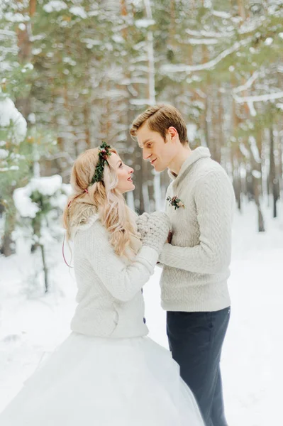 Fotosessão de casamento de inverno na natureza — Fotografia de Stock