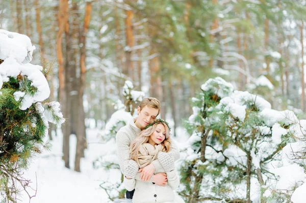 自然の中の冬の結婚式 photosession — ストック写真