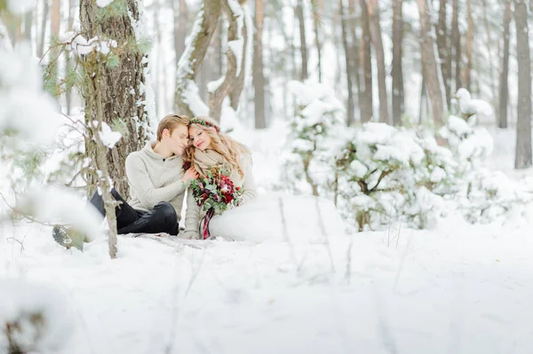 Fotosessão de casamento de inverno na natureza — Fotografia de Stock