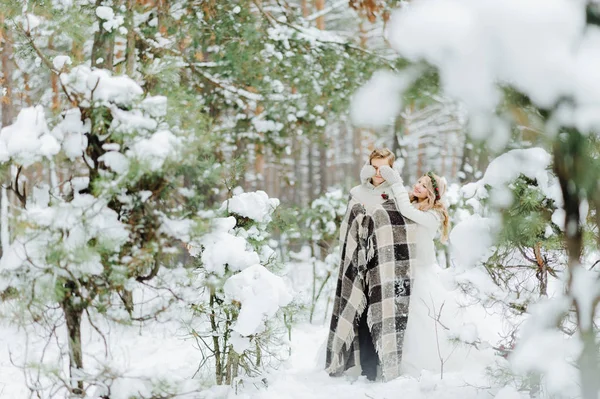 Winter-Hochzeitsfotosession in der Natur — Stockfoto