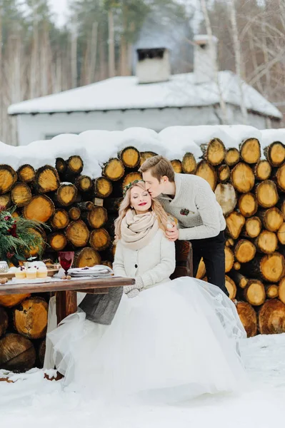 Fotosessão de casamento de inverno na natureza — Fotografia de Stock