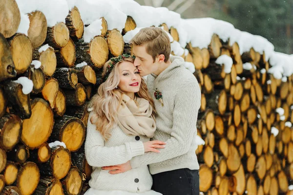 Vinter bröllop fotosession i naturen — Stockfoto