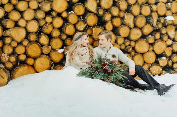 Fotosessão de casamento de inverno na natureza — Fotografia de Stock