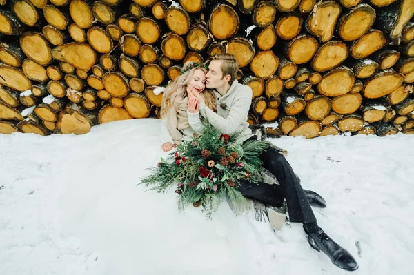 Зимова весільна фотосесія в природі — стокове фото