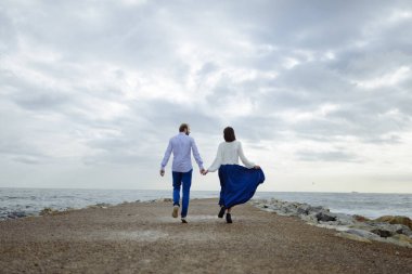 Bir çift, sevgi ve kadının yaz tatili bir tropik cennet plaj açık deniz okyanus su ile ve doğal