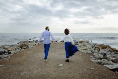Bir çift, sevgi ve kadının yaz tatili bir tropik cennet plaj açık deniz okyanus su ile ve doğal