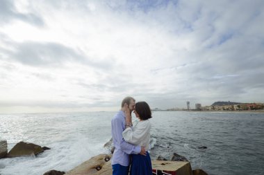 Bir çift, sevgi ve kadının yaz tatili bir tropik cennet plaj açık deniz okyanus su ile ve doğal