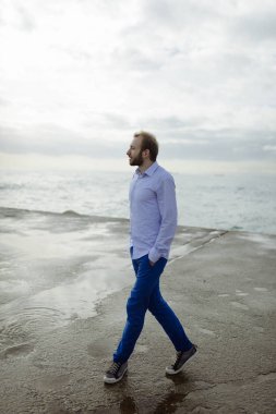 Bir çift, sevgi ve kadının yaz tatili bir tropik cennet plaj açık deniz okyanus su ile ve doğal